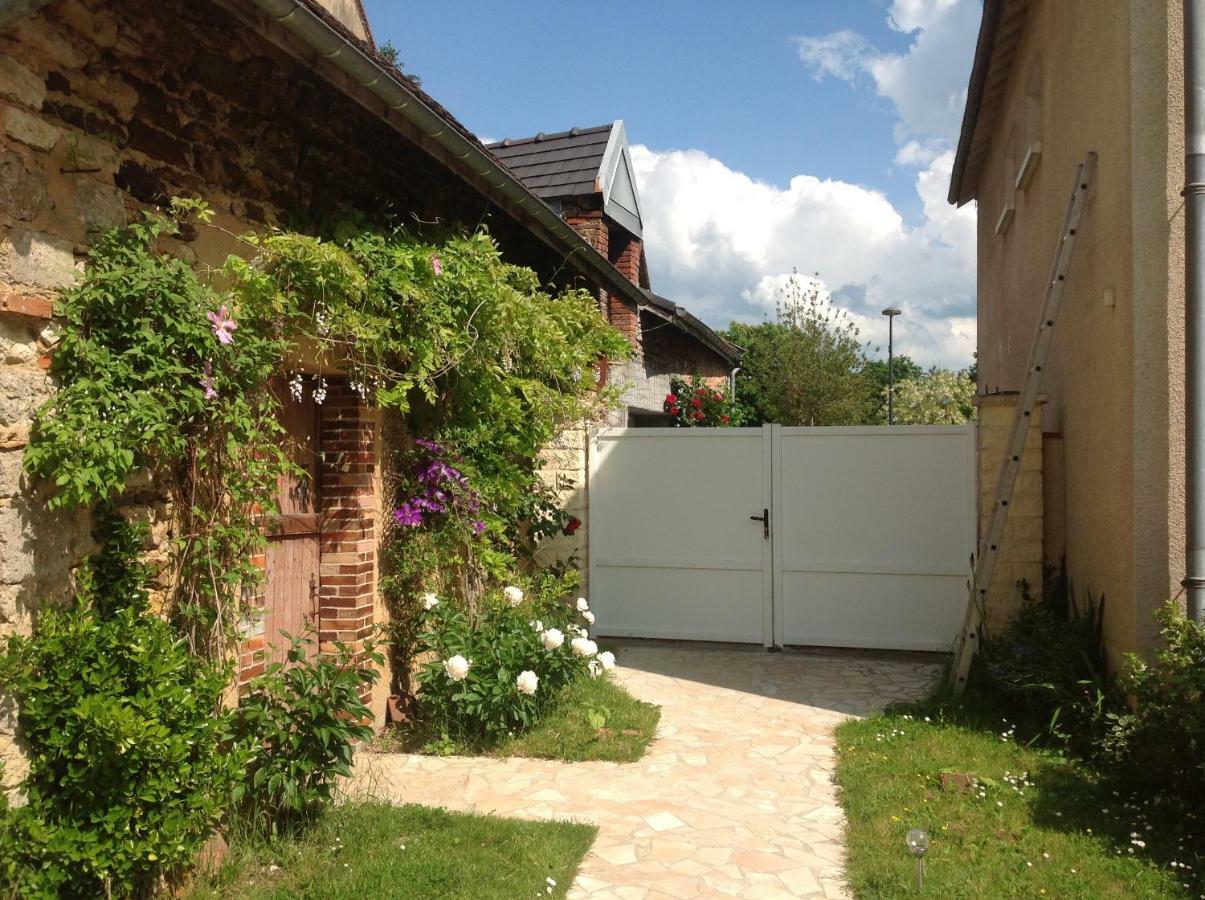 ホテル La Bicoque En Puisaye Saint-Amand-en-Puisaye エクステリア 写真
